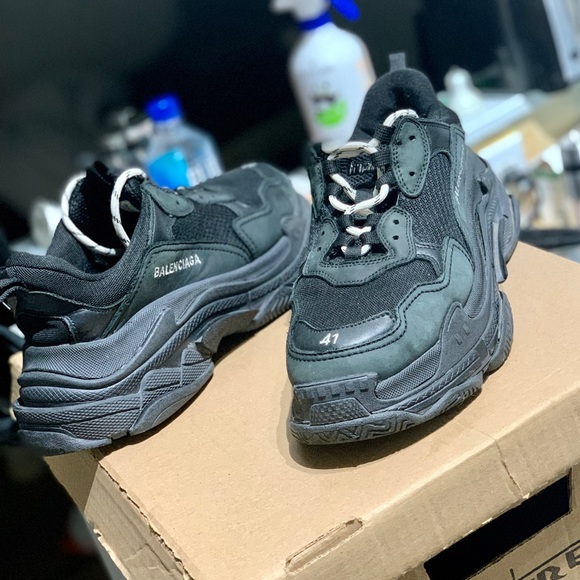 Triple S Sneaker
BALENCIAGA - Picture 2 of 3